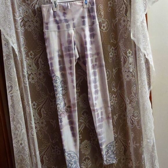 Onzie Women's size XS lavender gray white‎ tie-dye floral animal print joggers - Picture 1 of 8